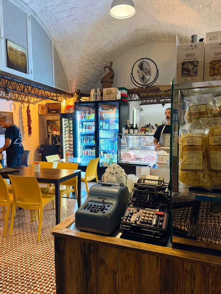 FRYSA la Bottega | deli and wine bar, the perfect place to sip and graze. Francesco and Salvatore are warm and welcoming and offer a selection of traditional panini, pinse and tasty taglierei (charcuterie boards). Local wines and a range of beers from Italy and beyond.