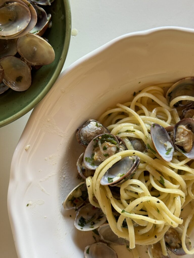 Spaghetti alle vongole recipe by the Puglia Guys. Spaghetti alle vongole is a dish that captures the essence of our summer. It speaks of family and friends gathered together for a lazy lunch by the seaside, or at home. The light and fresh flavours make it ideal for hot days as well as balmy nights.