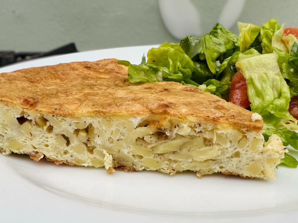 Southern Italy’s spaghetti frittata, served sliced like pizza and served with green salad. Following the Puglia Kitchen recipe by the Puglia Guys.